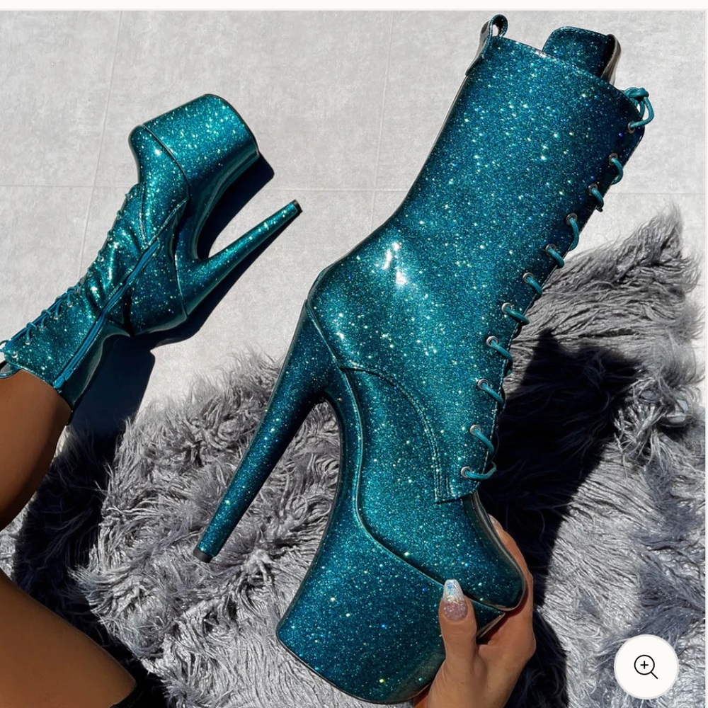 NEW IN BOX HELLA HEELS GLITTERATI OCEAN EYES